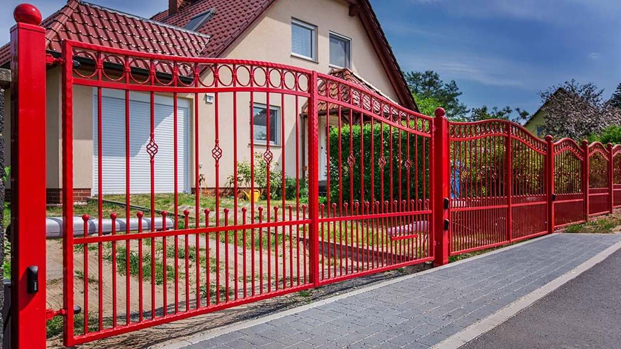 Was ist charakteristisch für Drehtore